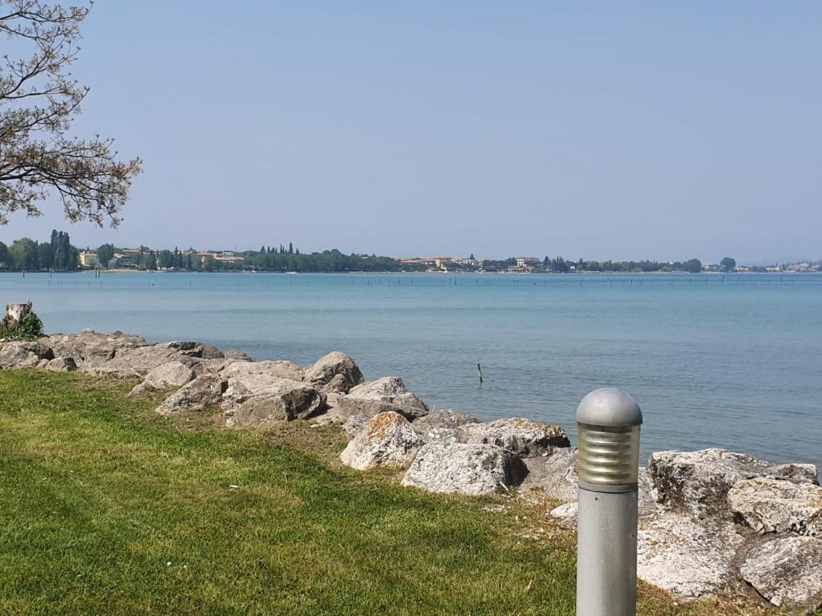 Casa Lugana 15 - Monolocale Con Piscina Fronte Lago Sirmione Eksteriør bilde
