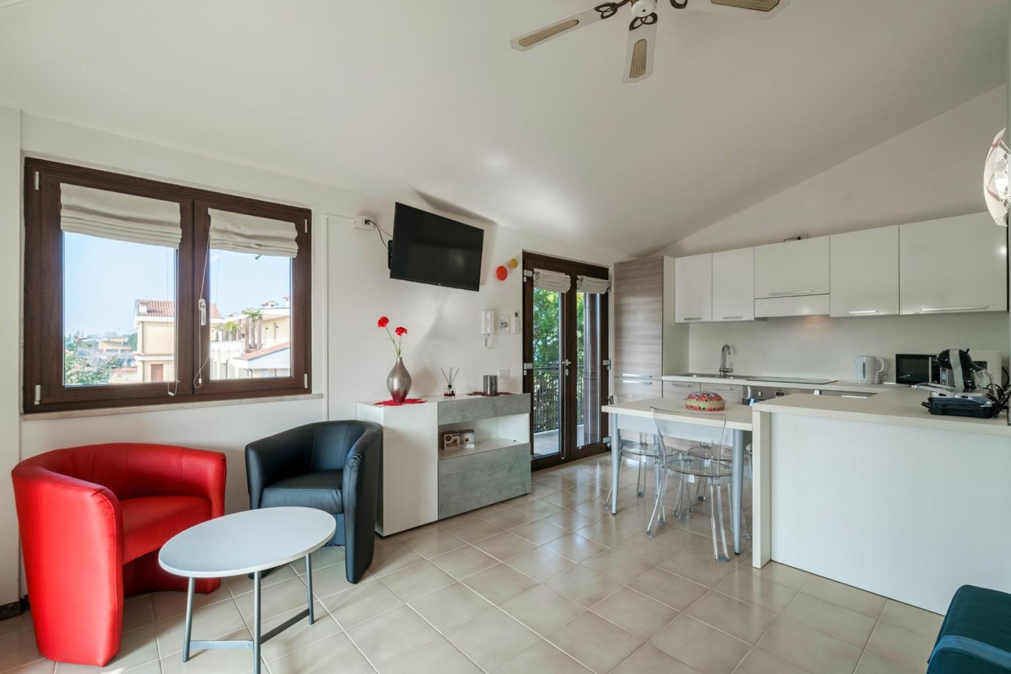 Casa Lugana 15 - Monolocale Con Piscina Fronte Lago Sirmione Eksteriør bilde