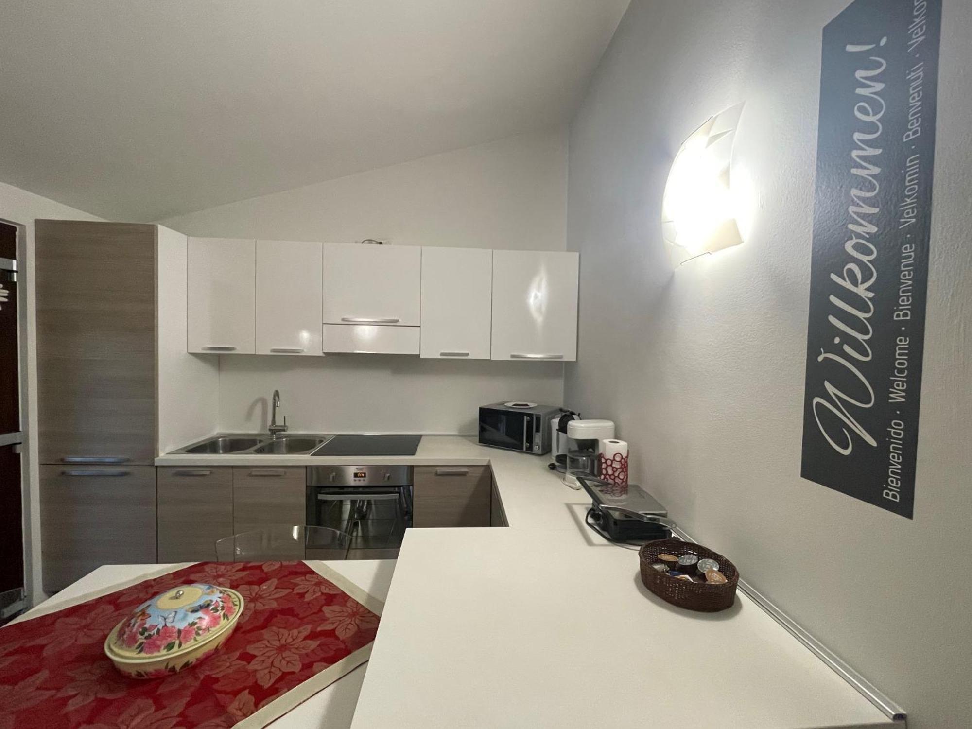 Casa Lugana 15 - Monolocale Con Piscina Fronte Lago Sirmione Eksteriør bilde